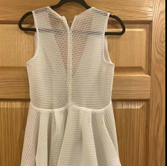 Issue New York Textured Fit & Flare Dress V-neck - Picture 4 of 15